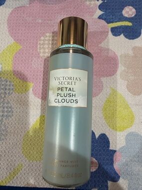 Victoria's Secret Petal Plush Clouds - Full Size